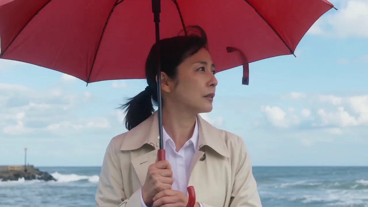 強風の鎌倉海岸で傘を閉じる成人女性のWan 3.0動画フレーム